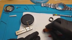 Реставрация стрелок часов наносим светомассу и полируем стекло.