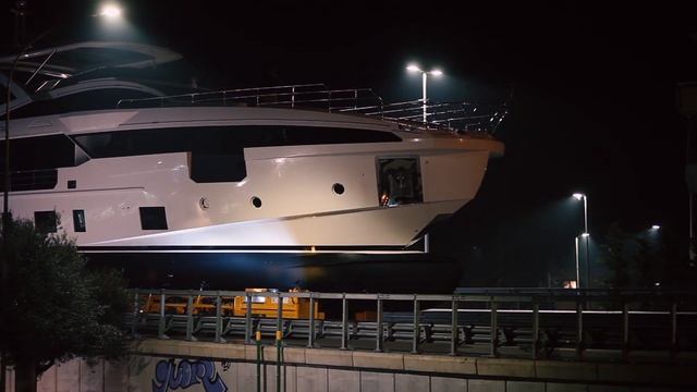 Перевозка через город и спуск яхты на воду | Azimut Grande 32 Metri смотреть онлайн