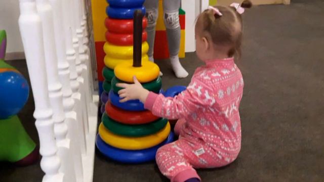 Весело проводим время в детской игровой комнате смотреть онлайн