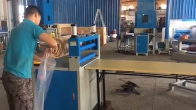 Упаковка одеял в полиэтилен - QUILTS BLANKET ROLL PACKING MACHINE смотреть онлайн
