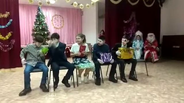 Сценка "Подарок" в исполнении 7 класса смотреть онлайн