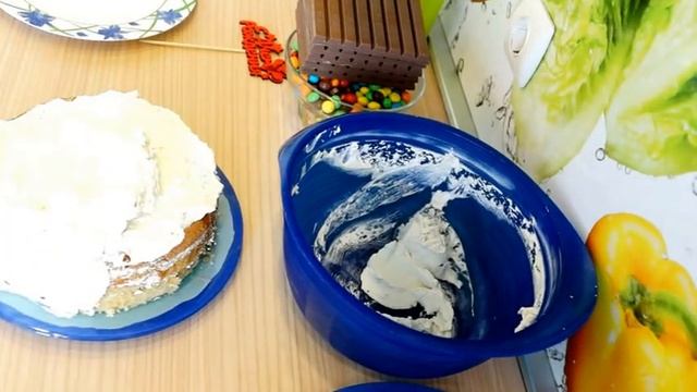 Оформление тортов. Украшение шоколадом KitKat и М&М's. Бисквит в мультиварке, крем из сгущенки. смотреть онлайн