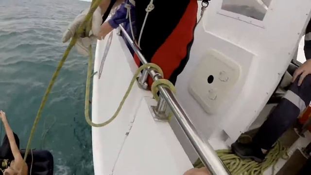 Cпасатели ЮРПСО подняли мужчину на борт катера. август 2016 смотреть онлайн