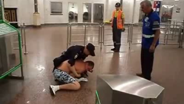 Драка с полицейским в метро смотреть онлайн