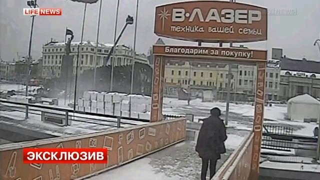 Камеры сняли падение главной новогодней елки Приморского края mp4 смотреть онлайн