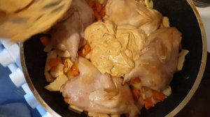 Перепела в сметане, с овощами и гарниром