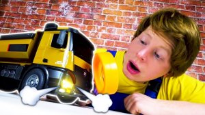 Ой, грузовичок сломался! Видео про машинки для мальчиков