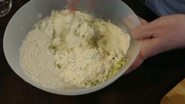 Что делать с кабачками? Вафли - роще простого! Золотистая хрустящая корочка и сырный аромат! смотреть онлайн