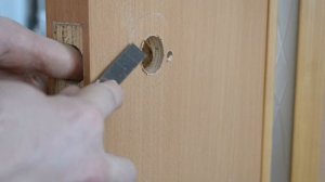 Установка ручки-защелки на межкомнатную деревянную дверь своими руками