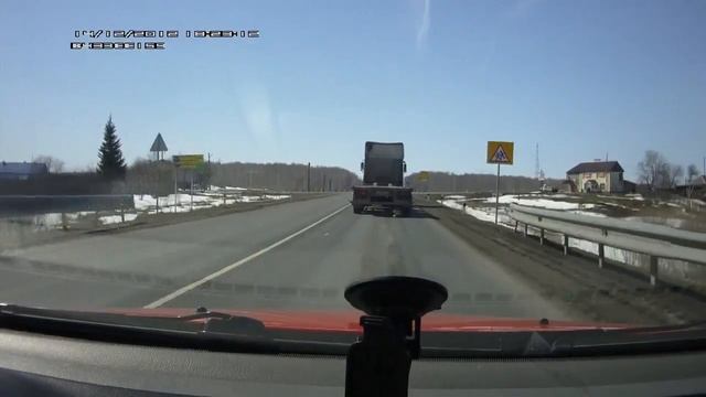 "Просто раскромсало": на Тюменском тракте грузовик вылетел на встречку и раздавил Дэу смотреть онлайн