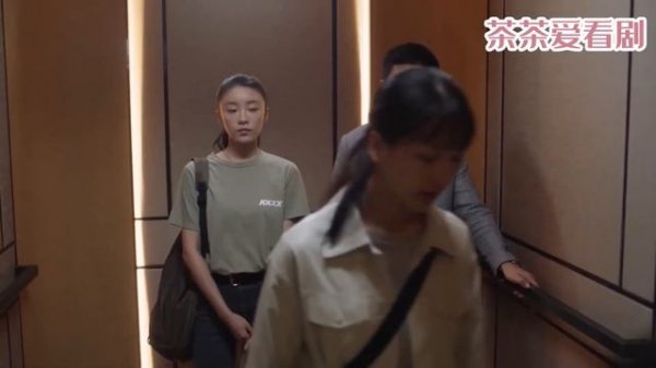 丈夫和小三開房，哪料妻子就在酒店大堂坐著逮他，下秒精彩了！