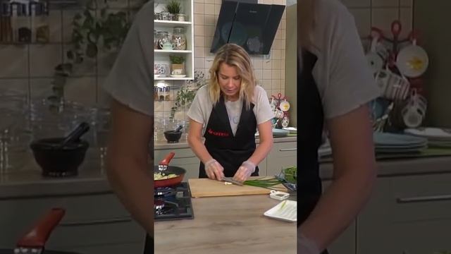 Как приготовить яичницу со спаржей, фасолью и луком по рецепту Юлии Высоцкой #shorts смотреть онлайн