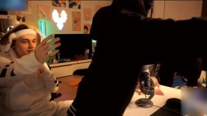 НЕКОГЛАЙ СМОТРИТ НА Ж*ПУ АМИНЫ / НЕКОГЛАЙ СМОТРИТ КАК ПЕРЕОДЕВАЕТСЯ АМИНА?!?