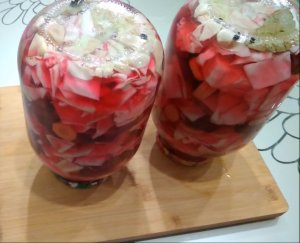 Хрустящая капуста на зиму со свёклой