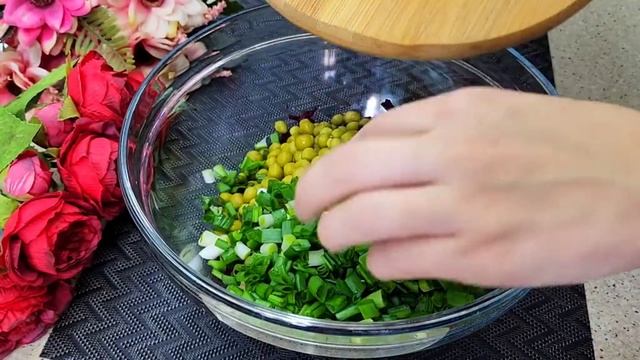 2 ингридиентов горошек и свекла невероятно вкусный салат готова приятного аппетита :-).