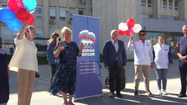 Партийцы "Единой России" вручили детям школьные наборы в рамках акции "Собери ребенка в школу" смотреть онлайн