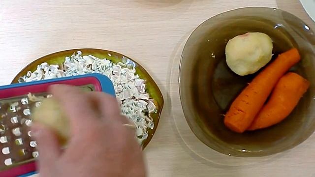 Салат "Ежик" с сыром и копченой курицей, Мужская кухня смотреть онлайн