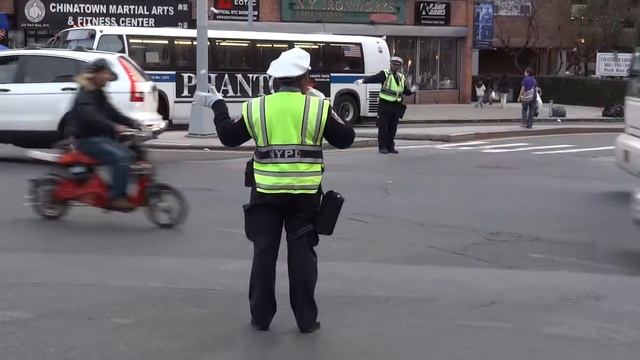 Нью-Йоркские регулировщики дорожного движения в Чайна Тауне NYC смотреть онлайн