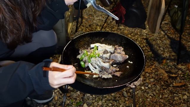 [126캠핑] 이 가격 실화?? 가성비 넘치는 쉽고 편한 솔로캠핑｜평일 솔캠 할인 중｜꿀주｜차돌박이 숙주 볶음｜텐트 밖은 유럽 그리들 타워｜가평 캠핑사이다 смотреть онлайн