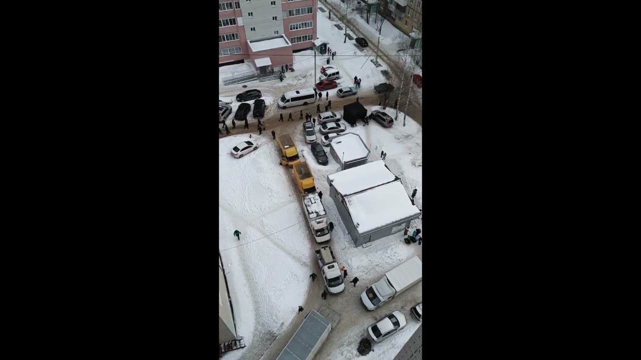 Сьемка сериала во дворе Ярославля(очередь за водкой) 08 03 2023 г. смотреть онлайн
