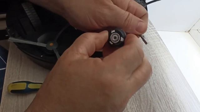 Как почистить  переднее колесо на Робот-пылесосе Neatsvor X500