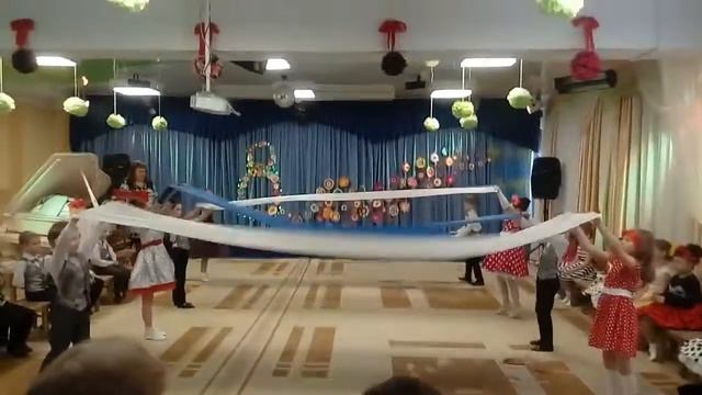 танец с полотнами. Настолько красивый танец, что перестала снимать, залюбовалась