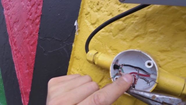 How to install an LED Flood light (while on a ladder) смотреть онлайн