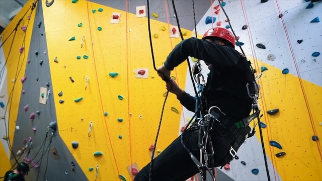 Крупнейший скалодром на севере Санкт-Петербурга. В пешей доступности от метро. смотреть онлайн