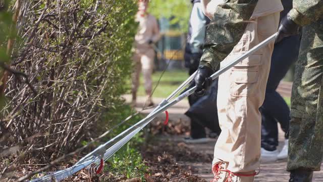 Волонтеры «Газпром-Медиа Холдинга» стали участниками субботника в Екатерининском парке смотреть онлайн