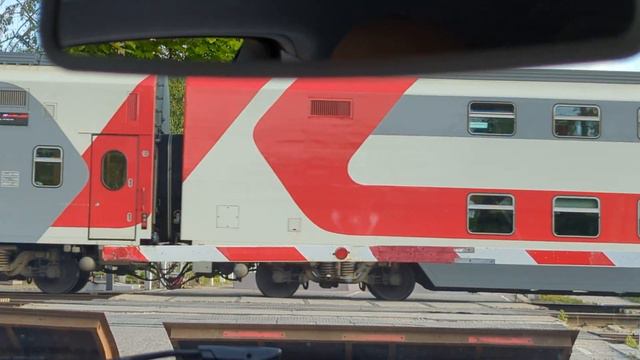 Двухэтажный поезд 🚆 с сообщение Санкт-Петербург -Иваново проследил переезд Удомля. смотреть онлайн