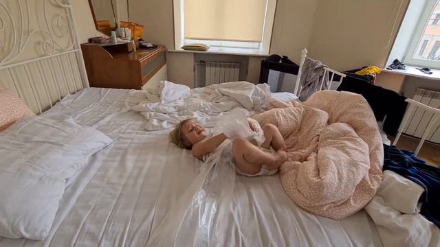 Страдания маленькой девочки из-за размотавшихся пакетов... смотреть онлайн