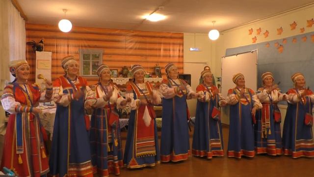 «Эх, ложки бери» в исполнении народного ансамбля русской песни «Сибирское колечко» смотреть онлайн