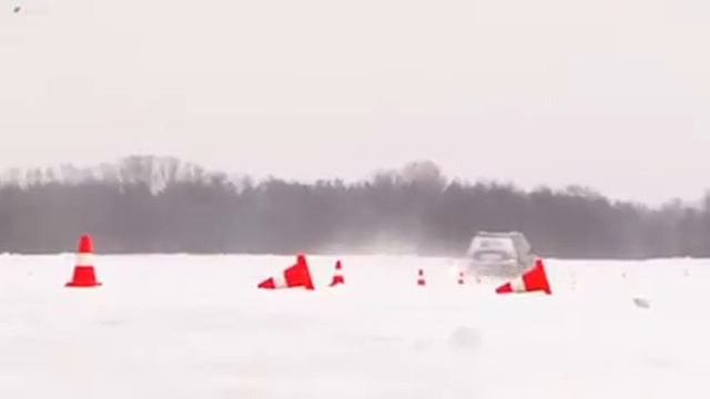 Mercedes-Benz (Уроки зимнего вождения) смотреть онлайн