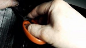 Расширяем голенище сапог с помощью резинки.