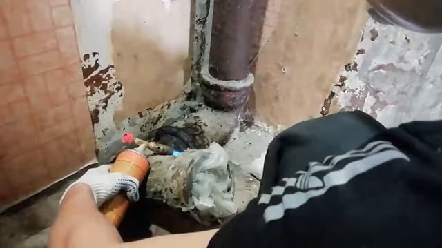 РАСЧЕКАНКА ЧУГУНИЕВОЙ ТРУБЫ ЗА 10 МИНУТ смотреть онлайн