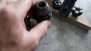 Как на шуруповерте Макита и др. снять заклинивший патрон с вала.