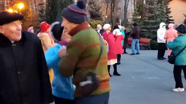 ТЫ ПОСЛУШАЙ МЕНЯ И НА УШКО ШЕПНИ ТРИ ВОЛШЕБНЫХ СЛОВА!?/ТАНЦЫ В ПАРКЕ ГОРЬКОГО ХАРЬКОВ НОЯБРЬ 2021 смотреть онлайн