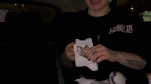 Кира распаковывает подарки. Покупает бабуле с дедулей стиральную машинку и газовую колонку смотреть онлайн