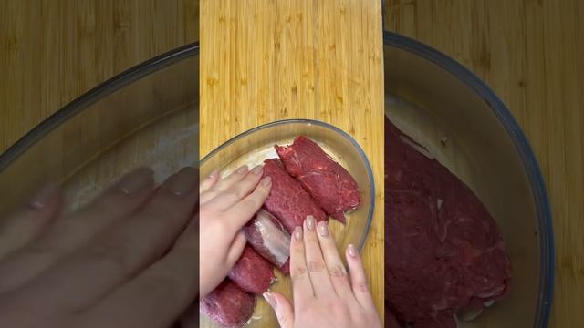 Нежные рулетики из телятины с огурцами и свежей зеленью в духовке смотреть онлайн