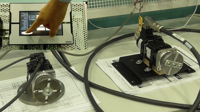 Сервосистемы 1S (Omron). Демонстрация электронной передачи Master-Slave. смотреть онлайн