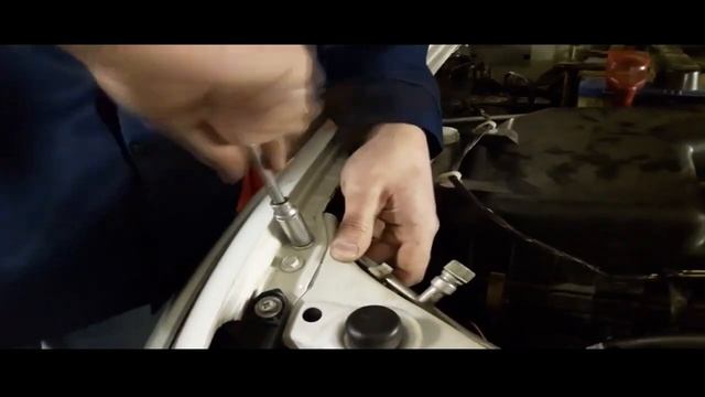 Установка газового упора капота Mitsubishi Pajero 3 3 смотреть онлайн