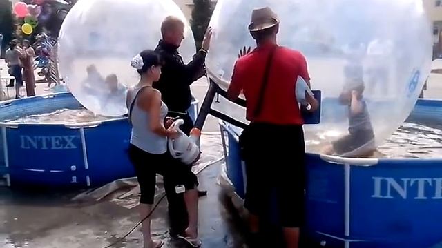Водные шары ATTRO в каркасном бассейне смотреть онлайн