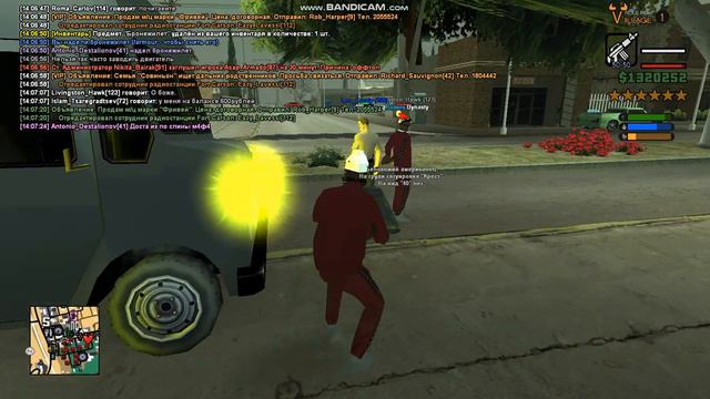 Бегает с дубинкой на человека с оружием смотреть онлайн