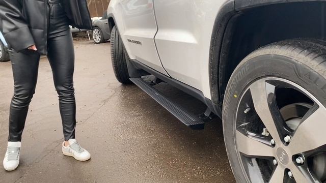 Jeep Grand Cherokee - автоматические выезжающие электропороги смотреть онлайн
