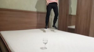 знаменитый тест с бокалом на супер матрасе от ателье Light Sleep (LightSleep). Матрасу два года.