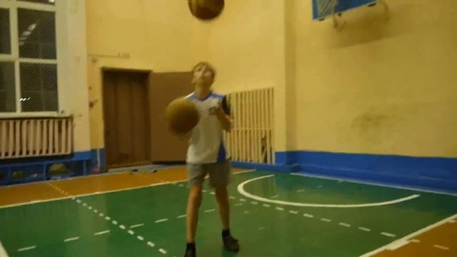 Жонглирование двумя мячами вариант2 (правильно) смотреть онлайн