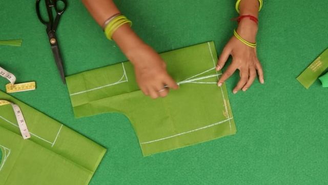 १ टक्स ब्लाउज बनाना सीखे Perfect Blouse Cutting in Hindi | One Tucks Blouse смотреть онлайн