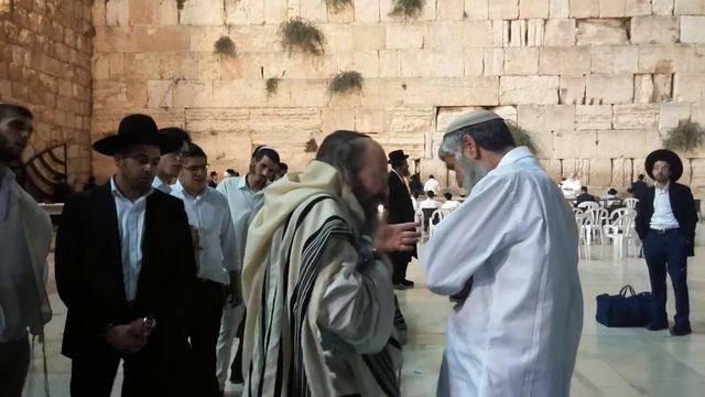 5 הרב יעקב עדס שליט"א והרב מרדכי אליאב שליט"א (סולי) בשעה2 הלילה בכותל המערבי Rabbi Yaakov Ades смотреть онлайн