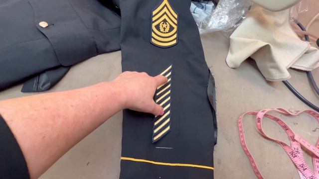 КАК ПРИШИТЬ НА РУКАВ длинную нашивку, в готовом изделии смотреть онлайн