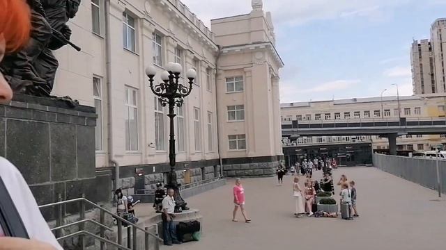 24 часа в поезде. Уехали на... смотреть онлайн